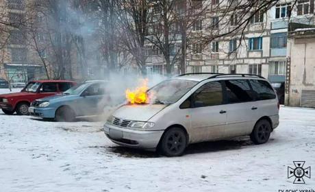 У Жовтих Водах у дворі багатоповерхівки горіла автівка (фото)