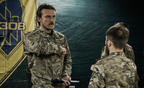 Бійців "Азову" нагородили іменними ножами. Азовці показали свій стабпункт у Серебрянському лісництві