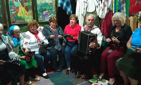 У селі Івот співаючи плетуть шкарпетки для ЗСУ