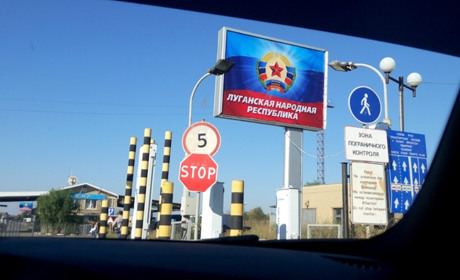 На Луганщині окупанти продовжують грабувати оселі. Пожитки українців вивозять машинами