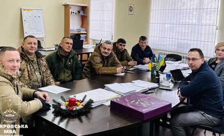 Дві фури гуманітарки привезли до Покровська благодійники з Києва