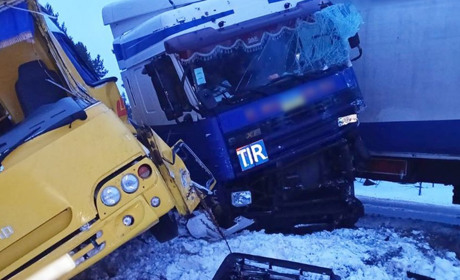 На Чернігівщині шкільний автобус зіштовхнувся з вантажівкою. Є постраждалі
