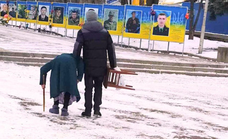 Фото дня: на розмову до сина
