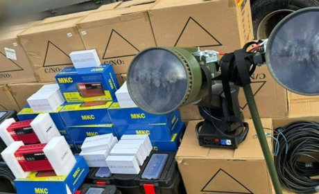 На Херсонщині військовим передали прожектори для виявлення дронів