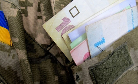 Грошима і вакансіями. Як українців заохочують підписувати контракти із військом