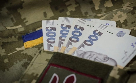 Грошима і вакансіями: як українців заохочують підписувати контракти із військом