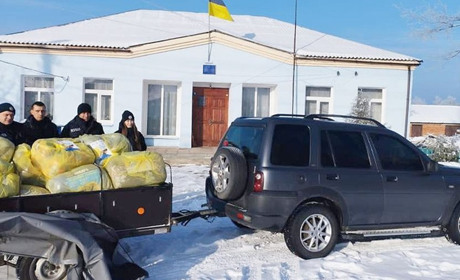 Поліцейські на Чернігівщині передали допомогу літнім людям. Що містить в собі гуманітарка
