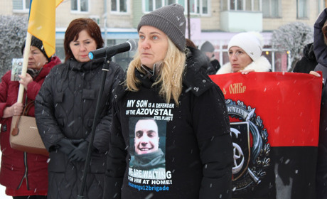 За військовополонених і зниклих: жіночий автопробіг солідарності у Звягелі