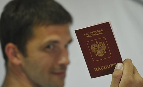 На ТОТ Херсонщини обмежили видачу закордонних паспортів чоловікам призовного віку