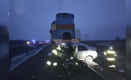 Потяг зіткнувся з автівкою на залізничному переїзді