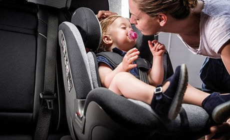 Як убезпечити дитину під час поїздки в авто