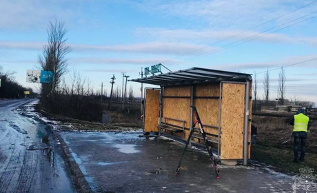 У Покровську ремонтують зупинки громадського транспорту