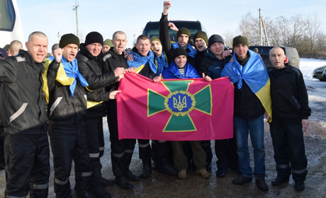 З російського полону повернулися п’ятеро прикордонників Луганщини. Коли зустрінуться з рідними