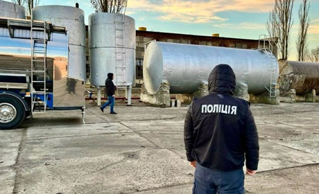 На Одещині продавали фальсифіковане пальне: мережу мінізаправок та організатора викрили