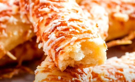 Смачна закуска з листкового тіста - сирні палички з соусом Торчин