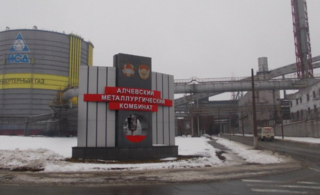 Примусова мобілізація. На окупованій Луганщини відділ кадрів одного із заводів роздає повістки