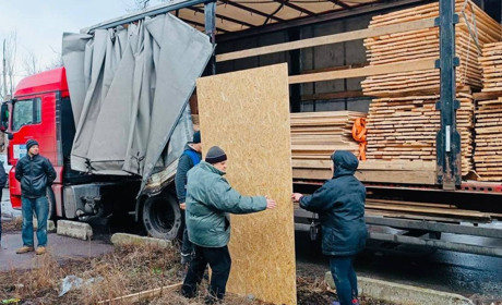 “Янголи спасіння” допомогли будівельними матеріалами постраждалим від обстрілів у Покровську