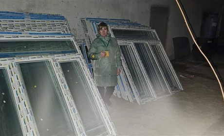 Майже 100 нових віконних конструкцій отримали торецькі амбулаторії для заміни пошкоджених обстрілами