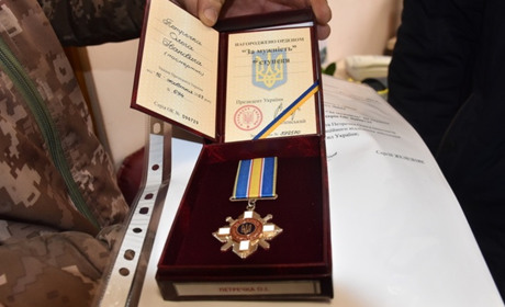 Матері старокостянтинівського захисника передали відзнаку Президента України