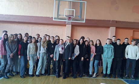 Працівники медичного університету Києва на практиці показали тростянчанам, що роблять їх випускники