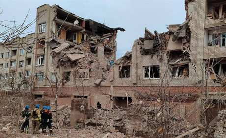 Щонайменше дві авіабомби скинули окупанти на Нью-Йорк. Під руїнами багатотоповерхівки — люди