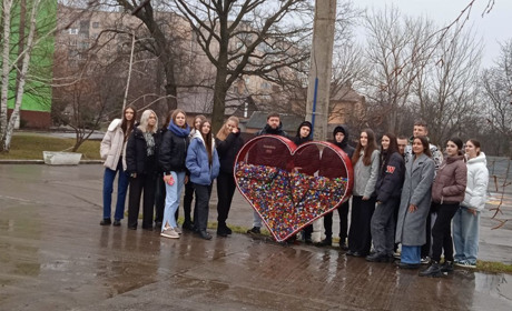 “Серце доброти” на подвір’ї ліцею №2 вже місяць наповнюється кришками від пластикових пляшок