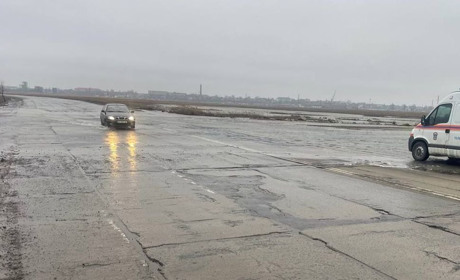 Через погодні умови та посилення вітру підтоплено ділянку дороги Генічеськ-Стрілкове