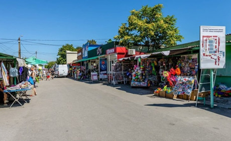 Окупанти переоформили центральний ринок Генічеська за російським законодавством