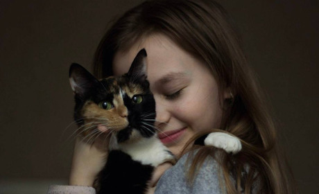 Маленька одеситка викликала поліцію, щоб врятувати кішку: та сховалася під капотом авто. ВІДЕО