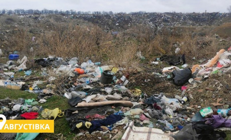 Біля села Августівка з недіючого кар’єру зробили стихійне сміттєзвалище: шукають причетних