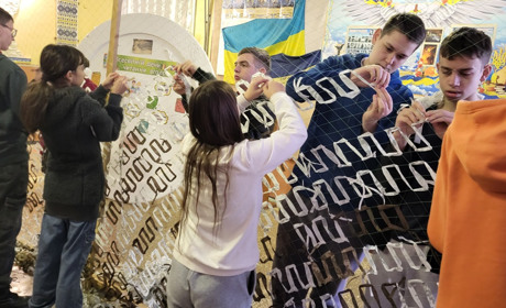Колиндянські школярі на перервах не в гаджетах сидять, а за плетінням сіток