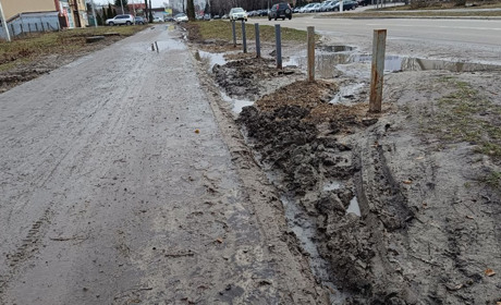 У Переяславі комунальники огородили новий тротуар обмежувальними стовпчиками від заїзду автомобілів
