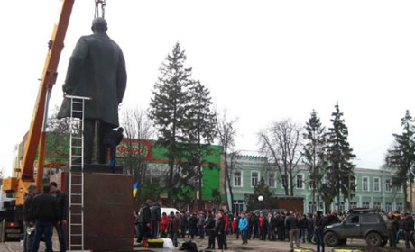 Десять років тому в Гадячі знесли пам’ятник Леніну. Як це було