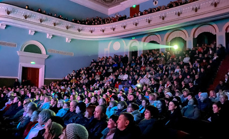 Повний аншлаг: у Жовтих Водах відбулася вистава "Сильні слабкі жінки". Відео