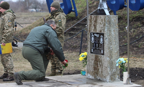 Подвиг у перший день війни: на Київщині відкрили пам'ятник двом старокостянтинівським пілотам
