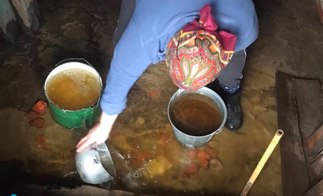 На Корюківщині вода в погребах. Виносять і качають її люди день і ніч, як «лунатики»