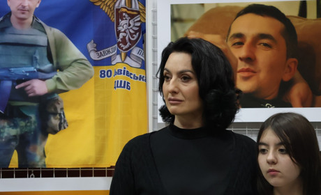 У кожній світлині – життя. В Южноукраїнську відкрили виставку фоторобіт загиблого воїна Юрія Тарби