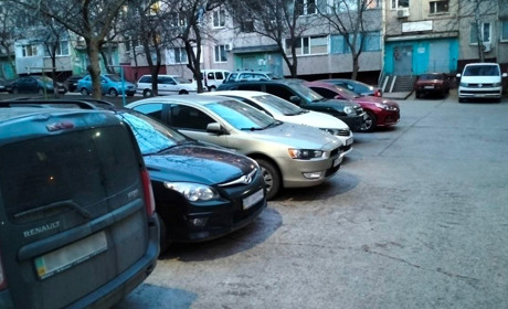 Як вирішити проблему паркування автомобілів у дворах?