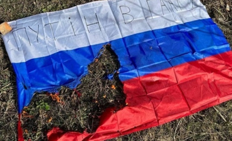 У Генічеську з адмінбудівлі активісти вилучили триколор