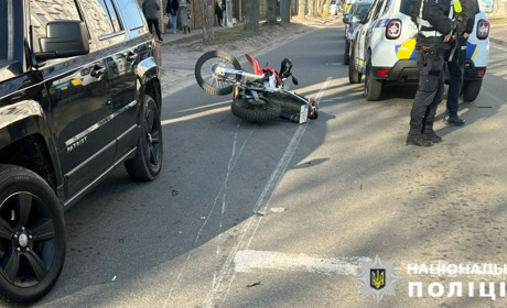 У Фастові сталося ДТП за участі водіїв мотоцикла та авто: є постраждалі