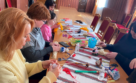 У жіночому колі. Як у Жовтих Водах створювали мотанки разом з майстринею Наталею Бартенніковою