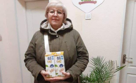 Гуманітарна допомога для ВПО з Торецької громади у Києві: видають вівсяне молоко та інші продукти