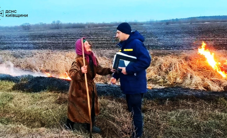 На Київщині рятувальники тричі за добу гасили пожежу, спричинену бабусею-палійкою