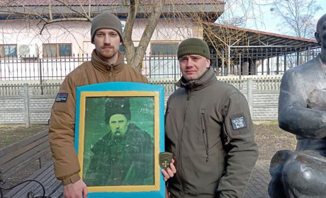 Воїн Іван Шевченко врятував на обпаленій війною Донеччині портрет Шевченка і подарував Переяславу