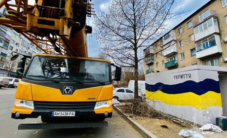 В Покровську триває встановлення наземних бетонних укриттів
