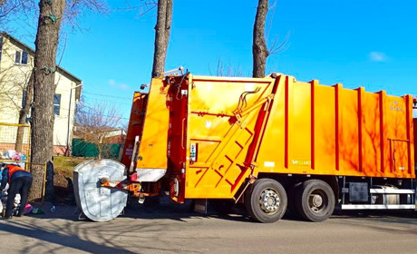 У НІЖИНІ НА РОБОЧИЙ МАРШРУТ ВИЇХАВ НІМЕЦЬКИЙ СМІТТЄВОЗ