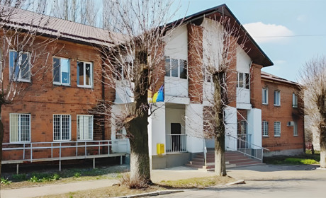 Переселенців з Луганщини консультує медпрацівник. Які процедури доступні під час прийому