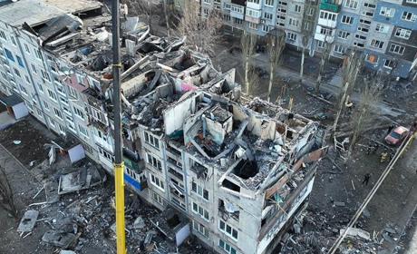 Авіаудар по Покровському району: у багатоповерхівку в Мирнограді влучила ракета. Є жертви