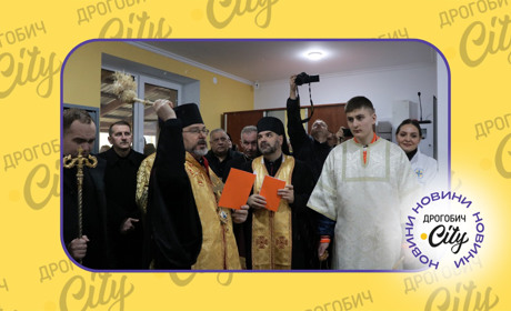 Збудували силами благодійників: у Добрівлянах освятили триповерховий шпиталь ім. Івана Павла II