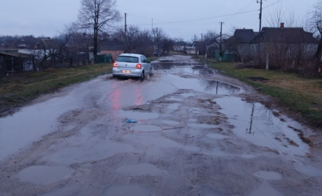 «Ми потребуємо допомоги негайно»: жителі вулиці Раскової у Первомайську про бездоріжжя